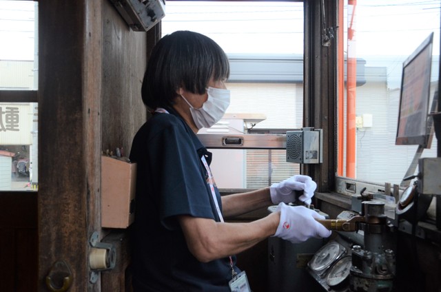 引退した車両「デハニ５０型」の運転を体験する増田さん。体験運転に参加した回数は1500回を超えた