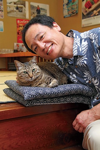 爽やかなご主人とミーコ。雨の日以外にお店でお待ちしています