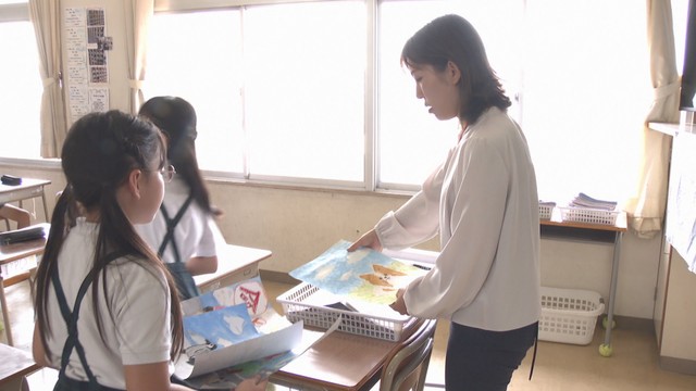 夏休みの宿題を提出する児童　三門小学校　岡山市北区下伊福西町