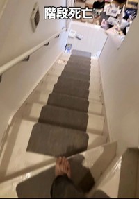 階段も水浸し（投稿主さん提供、動画よりキャプチャ撮影）