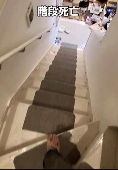 階段も水浸し（投稿主さん提供、動画よりキャプチャ撮影）