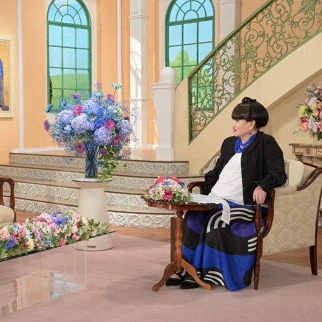 黒柳徹子さん（右）とトークを展開する細田佳央太さん