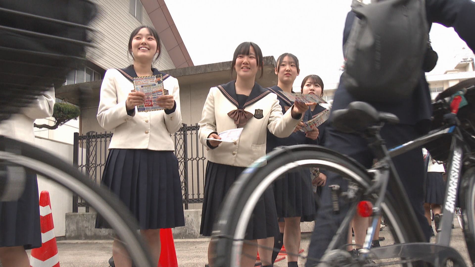 高校生DJポリス出動！自転車の交通ルール徹底やヘルメット着用を
