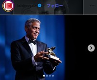 トロフィーを受け取ったジョージ・クルーニー＝ベネチア国際映画祭のインスタグラム＠labiennaleより
