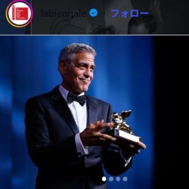 トロフィーを受け取ったジョージ・クルーニー＝ベネチア国際映画祭のインスタグラム＠labiennaleより