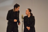 舞台復帰を果たした爛々・大国麗（右）。相方の萌々と漫才を披露する＝大阪・よしもと漫才劇場