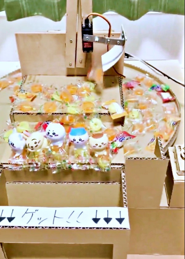 クレーンが傾いて景品が落下します（画像提供：T a Tさん）