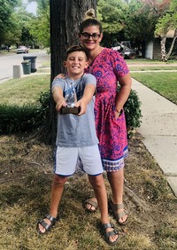 10歳で「人道主義者賞」を受賞したパクストン君と母親のマギーさん（マギーさん提供）