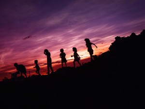 いつの間に挨拶は安心を上回る危険なものになってしまったのだろうか