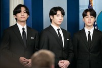 米ホワイトハウスの会見に緊張した面持ちで参加するBTSのVさん、JUNG KOOKさん、JIMINさん