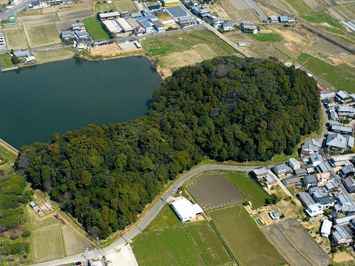 宮内庁が陵墓として管理する奈良県桜井市の箸墓古墳＝2016年3月、朝日新聞社ヘリから