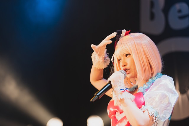 ファーストミニアルバム「ドレス・レ・コード」の衣装で登場したえなこ