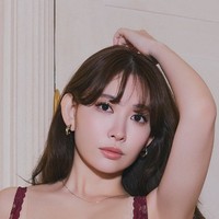 自身が手がけるランジェリーブランド「ROSIER by Her lip to」の新作着用モデルを務めた小嶋陽菜