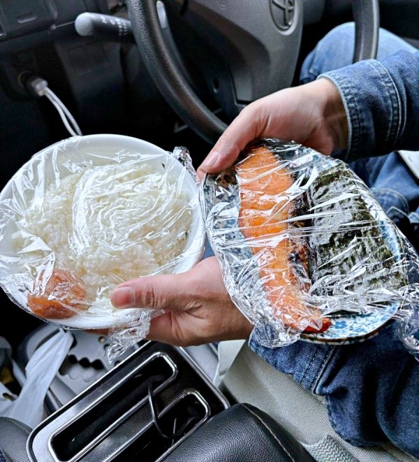 食器ごと持参の“直皿弁当”に思わず二度見（画像提供：としき@溶接天使トシエルさん）