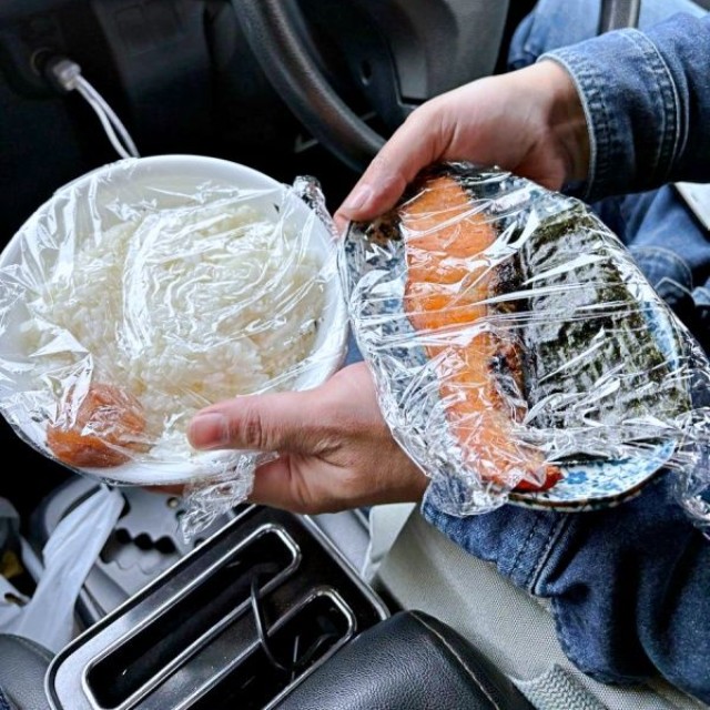 食器ごと持参の“直皿弁当”に思わず二度見（画像提供：としき@溶接天使トシエルさん）