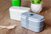 ゴムバンド付きの密閉式プラスチック製二段式ランチボックス2個　（lithiumphoto/stock.adobe.com）※画像はイメージです