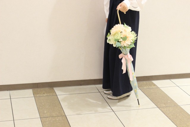 手で持つと、ファッションの一部に。