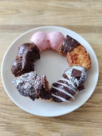 各ドーナツを4等分し、異なる味を組み合わせて1つにした一皿／まいぐるさん（@mai.guru.me）提供