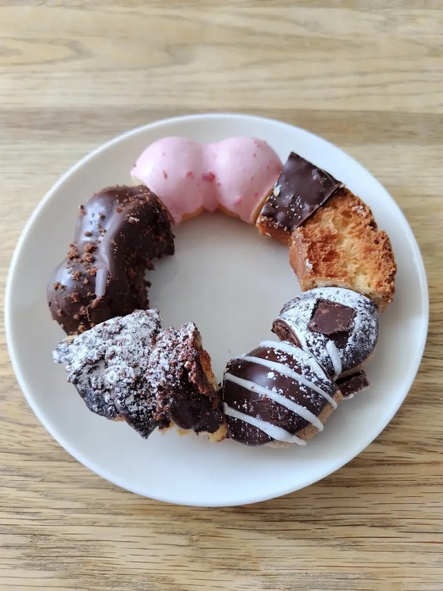 各ドーナツを4等分し、異なる味を組み合わせて1つにした一皿／まいぐるさん（@mai.guru.me）提供