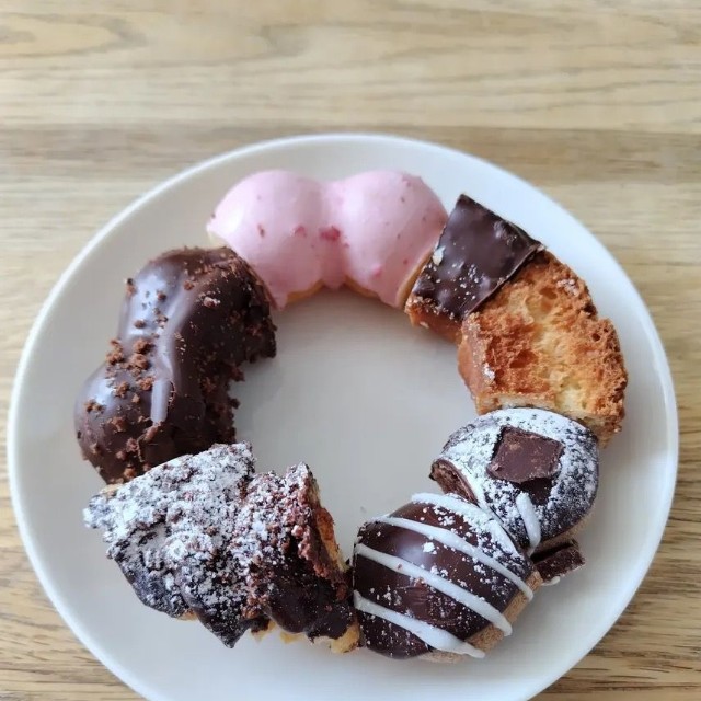 各ドーナツを4等分し、異なる味を組み合わせて1つにした一皿／まいぐるさん（@mai.guru.me）提供