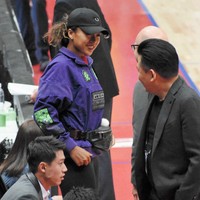 ＮＢＡのオープン戦を錦織圭（手前）らと観戦する大坂なおみ＝2019年10月10日、さいたまスーパーアリーナ