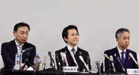 神戸市内で会見する日本維新の会の（左から）東徹衆院議員、岩谷良平幹事長、金子道仁参院議員（兵庫維新の会代表）