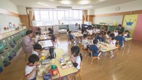 給食を食べる園児　岡山・総社市