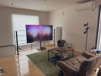 友人に工具を持ってきてもらい、助手席のシートを外してテレビを積みました。今は充実したテレビライフを送っています。 ※さかいとしたかさん提供（一部加工）