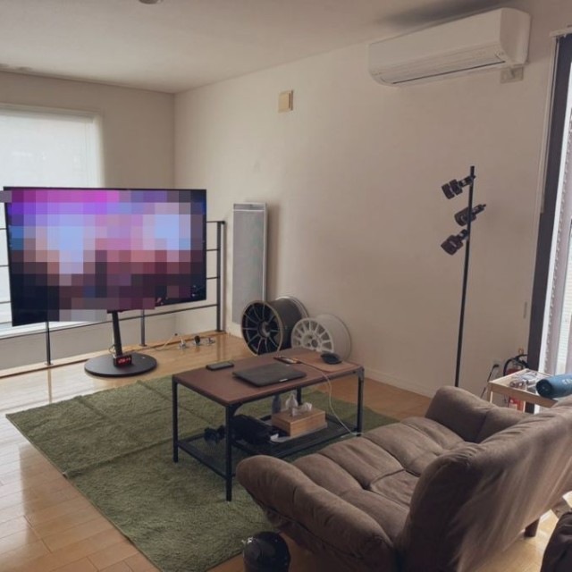 友人に工具を持ってきてもらい、助手席のシートを外してテレビを積みました。今は充実したテレビライフを送っています。 ※さかいとしたかさん提供（一部加工）