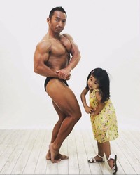 10年前、5歳のなーちゃんとサイドチェストのポーズを決める赤澤さん（赤澤範昭さん提供）
