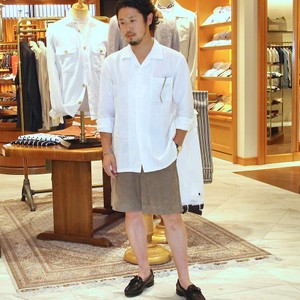 気温が30℃超えの日は短パンコーデに頼りがち。ルーズに見えず品良く見せるなら絶対このシャツ！ファッショントレンドスナップ 225