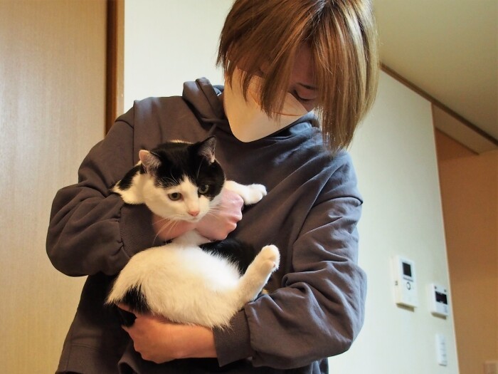 農家仲間の石上さんの保護猫ココは、納屋で農具に挟まっていた

