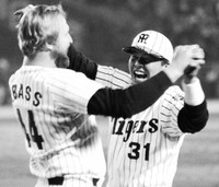 バース（左）に続き本塁打を放ち、ベンチ前で大喜びの掛布＝1985年