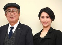 大和田獏（左）と大和田美帆＝2022年