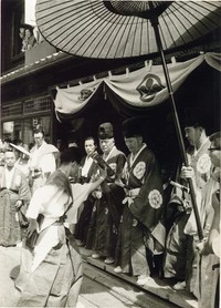 山鉾が三条通を通っていたころは、長谷川松寿堂の前がくじ改めの場所でした（昭和30年ごろ／提供画像）