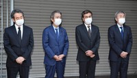 石原慎太郎さんが亡くなり、あいさつをする（左から）石原延啓氏、宏高氏、良純氏、伸晃氏＝東京・大田区（撮影・佐々木彰尚）