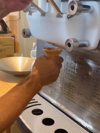 巻き放題に挑戦し、コーンにソフトクリームを乗せ始めた瞬間／Tokuoさん（@to_ku_o_）提供
