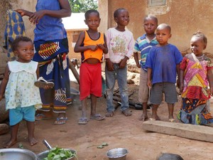 エボラ出血熱、初の患者はギニア　乳児、医師…22人死亡「村が消滅する」と震えた村長