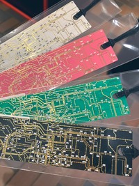 本物の基盤を使用した「東京回路線図 しおり」（東京都美術館ミュージアムショップ提供）