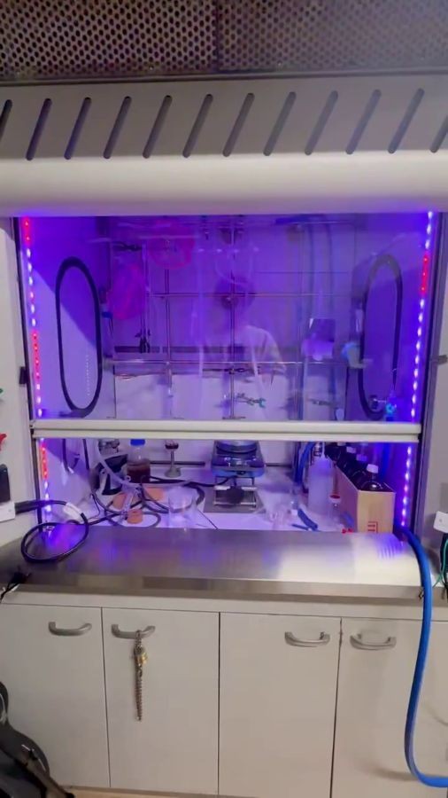 まるでゲーセンやパーティ会場のようになった実験台。 ※古川俊輔さんのX動画より抜粋