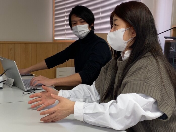 「特定非営利活動法人　手と手の森」代表理事の本田リエさん（手前）。動物虐待のない社会を目指して踏み出した