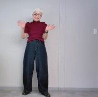 「縮んだ足を取り戻せる！？」74歳女性が着こなすユニクロの詐欺ジーンズ“バギーカーブジーンズ”を使ったコーディネート術が話題　「本当に足長に見えますね」