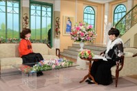「徹子の部屋」（右から） 黒柳徹子、山本リンダ＝テレビ朝日提供