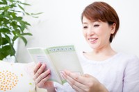 母子手帳は親子の大切な記録　※画像はイメージです（Paylessimages@stock.adobe.com）