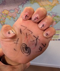 小3のお子さんが塾の自習時間に書いたというメッセージ。トリッシュさん親子は相思相愛のようだ（トリッシュさん提供）