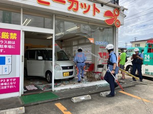 理髪店に軽自動車が突っ込み３人けが　ブレーキとアクセル踏み間違えか　仙台・泉区