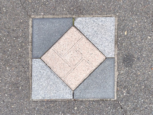 大阪市内の道路でよく見かける「つたい石」の意味を正しく認識している人は意外に少ないのでは？