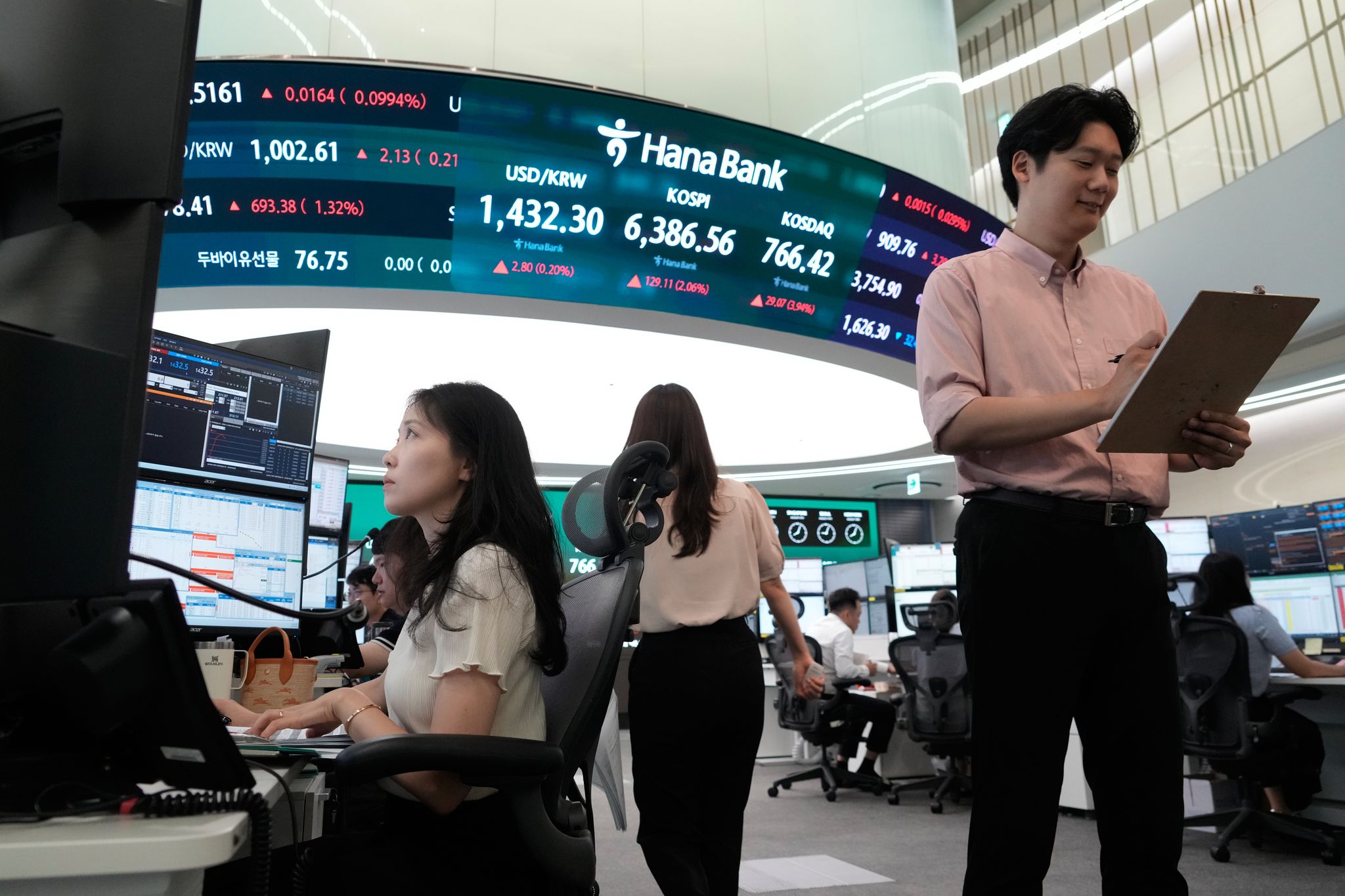 Asian shares mostly dip after U.S. stocks rally