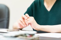 親と連絡が取れない時に備えて確認したい相談先※画像はイメージです（garage38/stock.adobe.com）