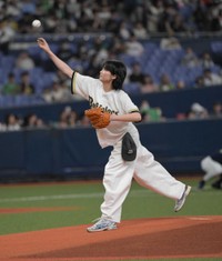 特別始球式で投げるHomecomings・畳野彩加